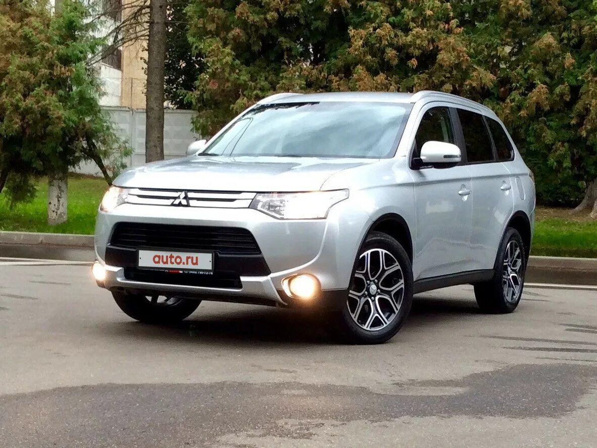 Митсубиси аутлендер 3.0 купить. Мицубиси Аутлендер 3. Mitsubishi Outlander 3 2014 Рестайлинг. Mitsubishi Outlander III Рестайлинг. Мицубиси Аутлендер 2014.