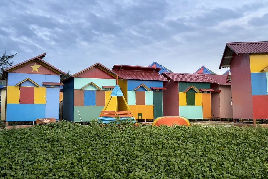 Строить цветные. Отель в Турции с разноцветными домиками.