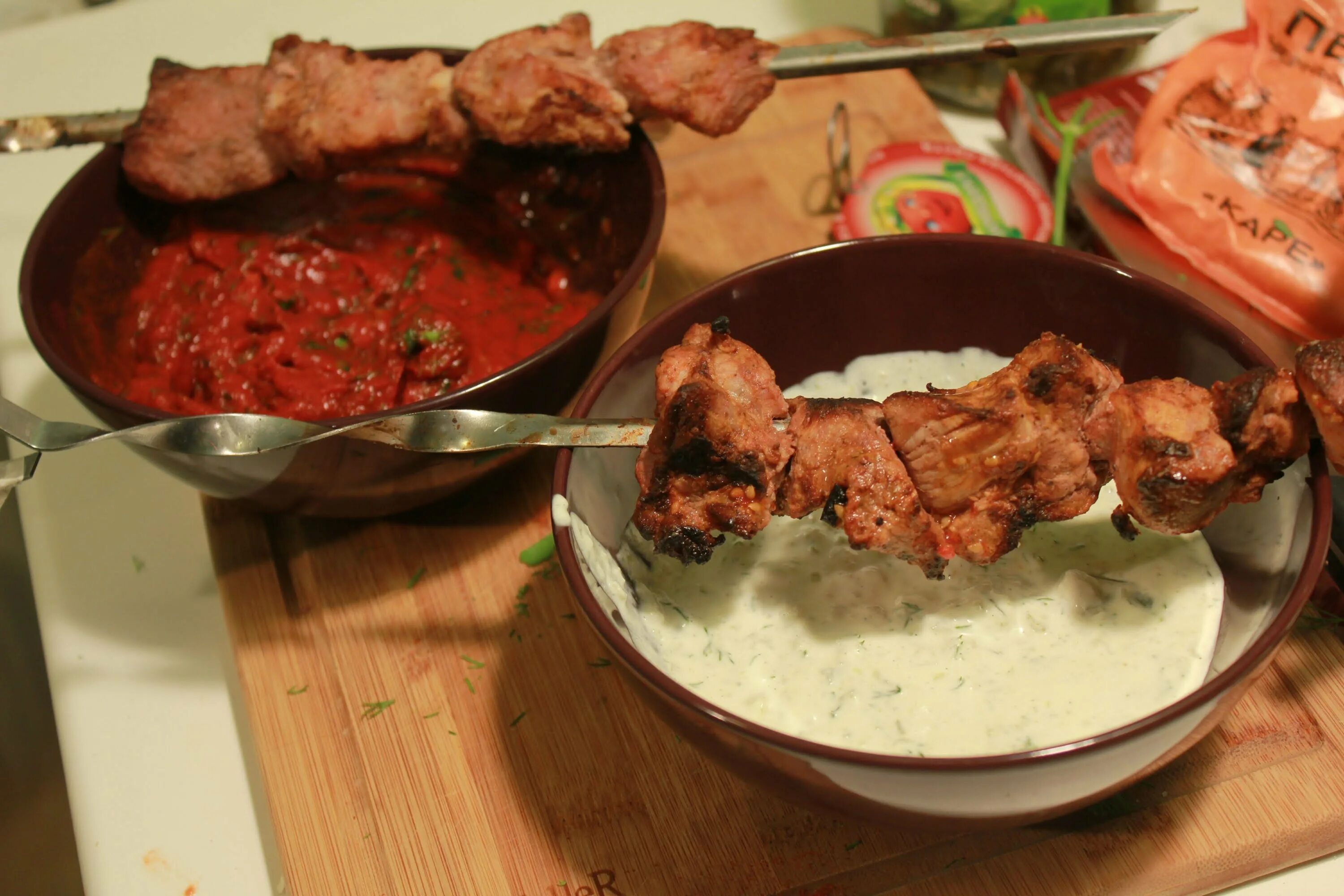 Шашлык в томатной пасте. Соус для шашлыка. вкусный соус к шашлыку из свинины. томатный соус к шашлыку. шашлык из свинины с соусом.
