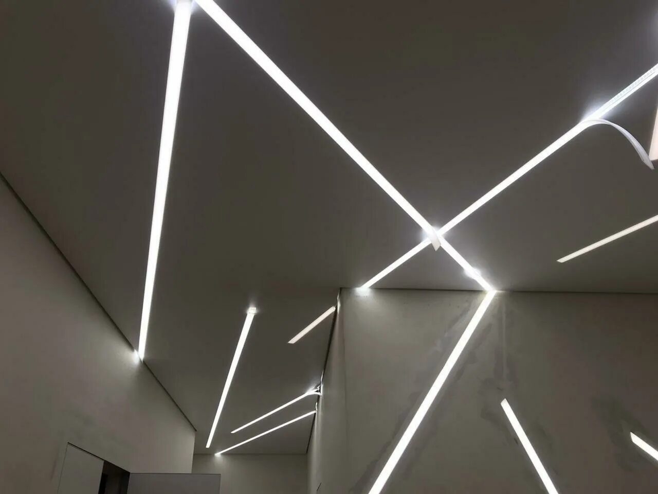 Потолок с подсветкой. Centrsvet infinity module 1400 b. Подсветка линии. Подсветка линии. Световые полосы на натяжном потолке.