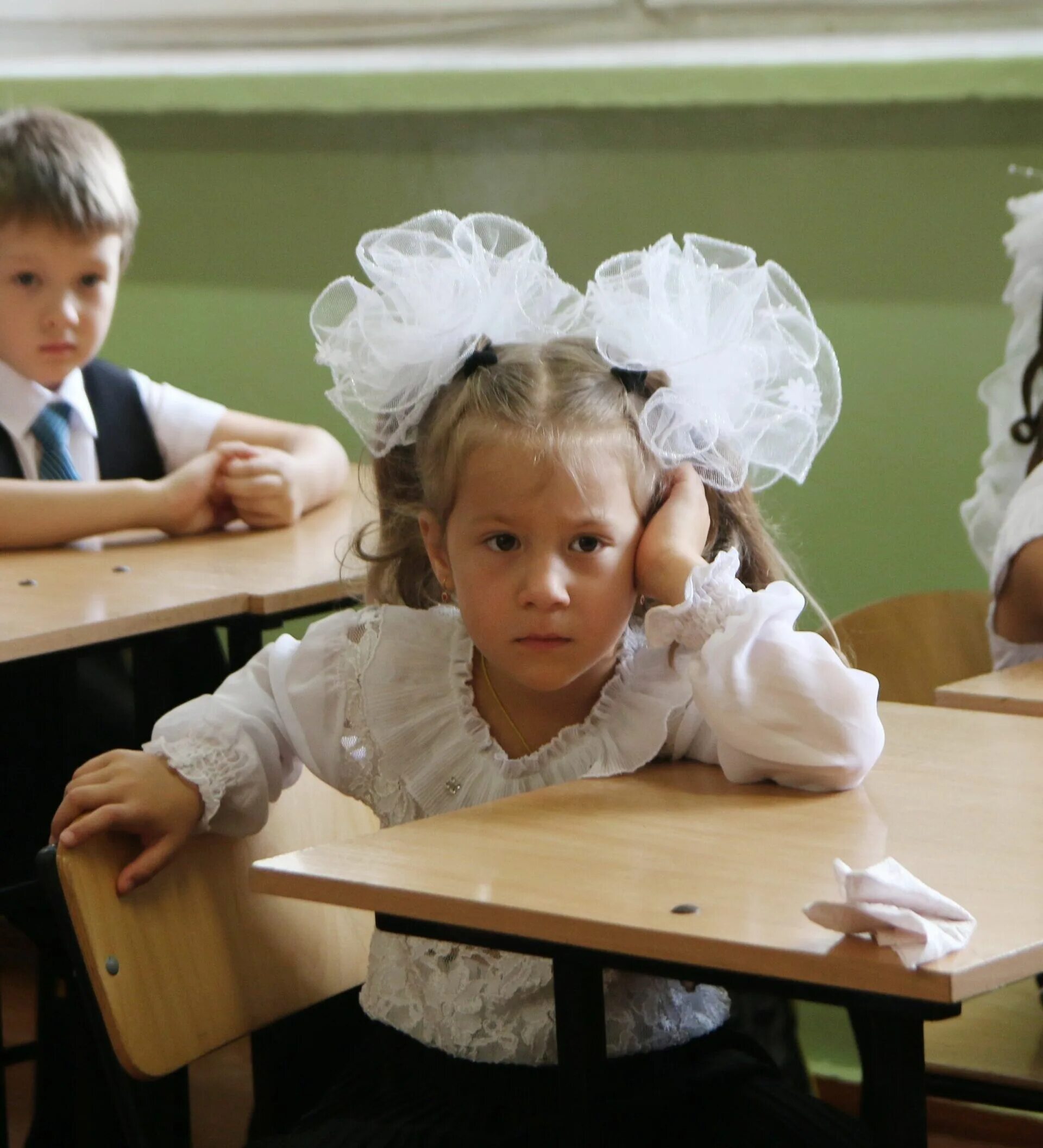 Школьники за партой. Первоклассники в классе. Первый класс на уроке. Школа первоклассника. Видео перед школой