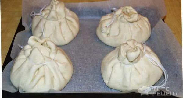 Горшочки из теста с мясом и картошкой. Курица в горшочке из теста. Мясо в горшочке из теста. Мешочки из дрожжевого теста. Горшочки из теста.