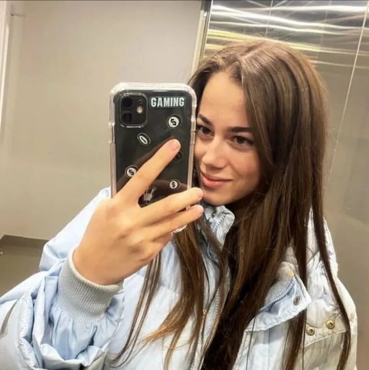 Taanni стримы. Anna 20 лет. taanni модель.
