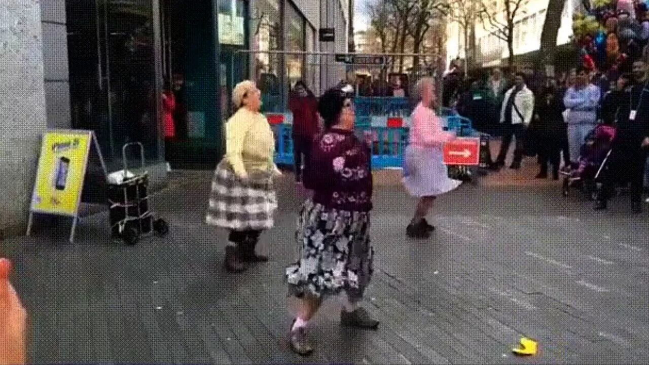 Старушки зажигают. Старушки пляшут. Бабушка танцует. Старики танцуют. Пляшущие бабульки.