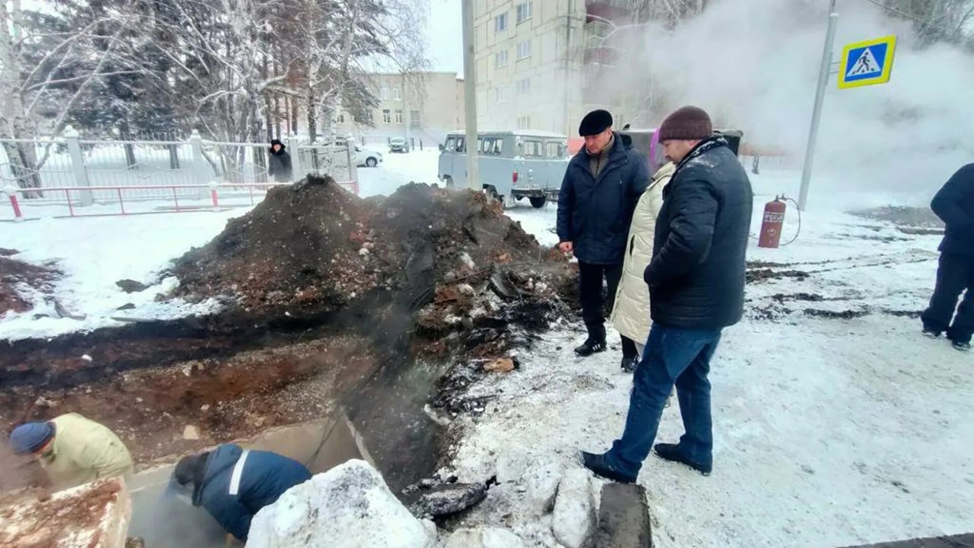 Сегодня. Происшествия в Белорецке. Прорвало отопление на улице. Курск Коммунальная авария прорыв.