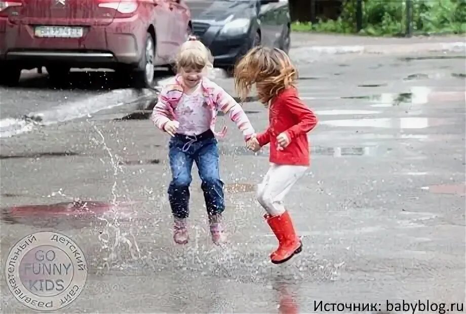 Песня буду по лужам. Ребенок прыгает в луже. день прыгания по лужам и обрызгивания друзей.