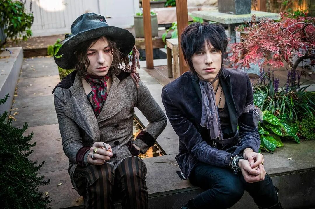 Palaye royale dead. Palaye Royale Себастьян. Palaye Royale Эмерсон. Себастиан Данциг Palaye Royale. Дженни ви Palaye Royale.