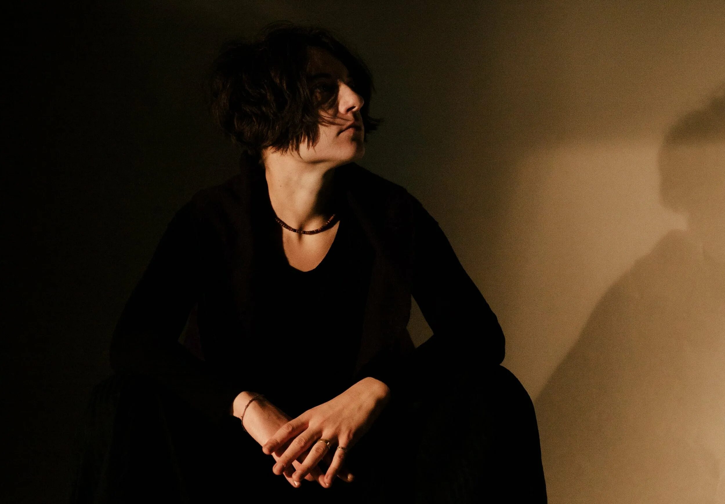 Тут тесно. Много людей в комнате. Тесно со мной. Много людей в одной комнате. Смешные котыс подписчми.