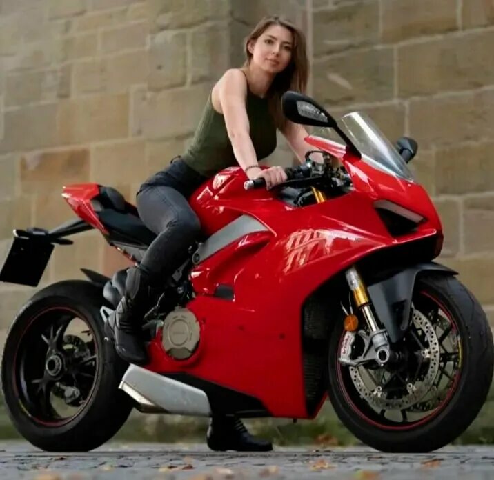 Красный мотоцикл девушка. Panigale 899. Дукати панигаль девушка. Красный мотоцикл девушка. Красный мотоцикл девушка.