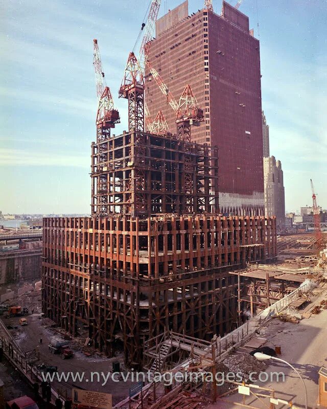 Нью-йорк всемирный торговый центр внутри башни. Постройка башен близнецов. Башни втц 1973. Стройка башен втц в нью-йорке. Втц нью-йорк внутри.