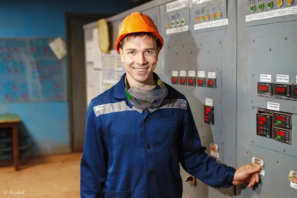 Работа оператор пульта. Оператор пультоупроавления. оператор пульта управления. оператор пульта управления на заводе. машинист мельниц.