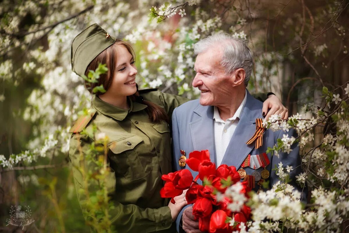 Счастливый май счастливый край. Красивые ветераны. День Победы ветераны и дети. Ветеранам дарят цветы. Ветераны с цветами.