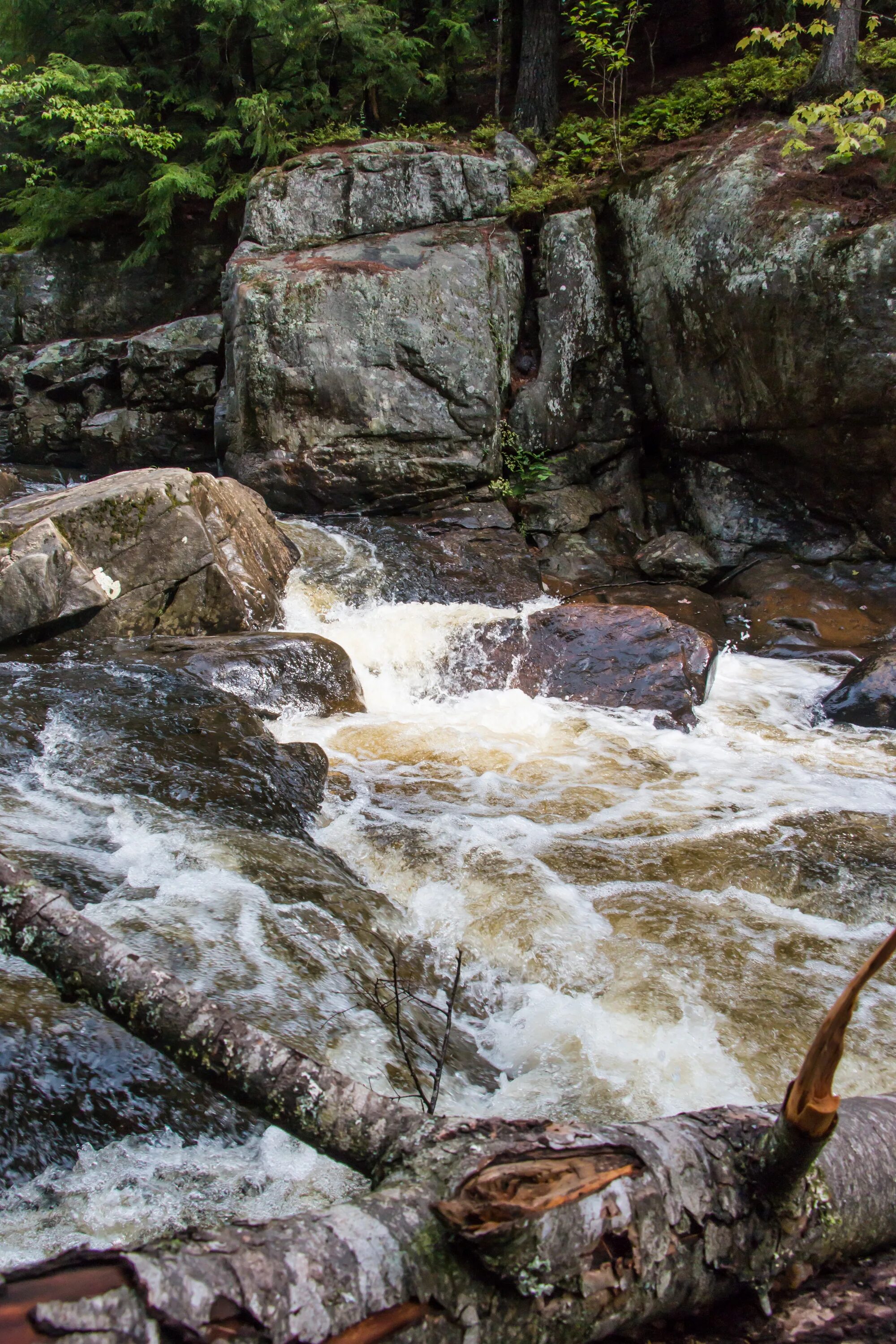 Подлежащий камень не течет. Пороги на воде. Международный день водопада. Быстрый водопад. Река она пороги.