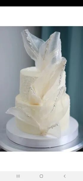 An all white leaf garland cake. Elegant birthday cakes, Geometric cake, Cake dec