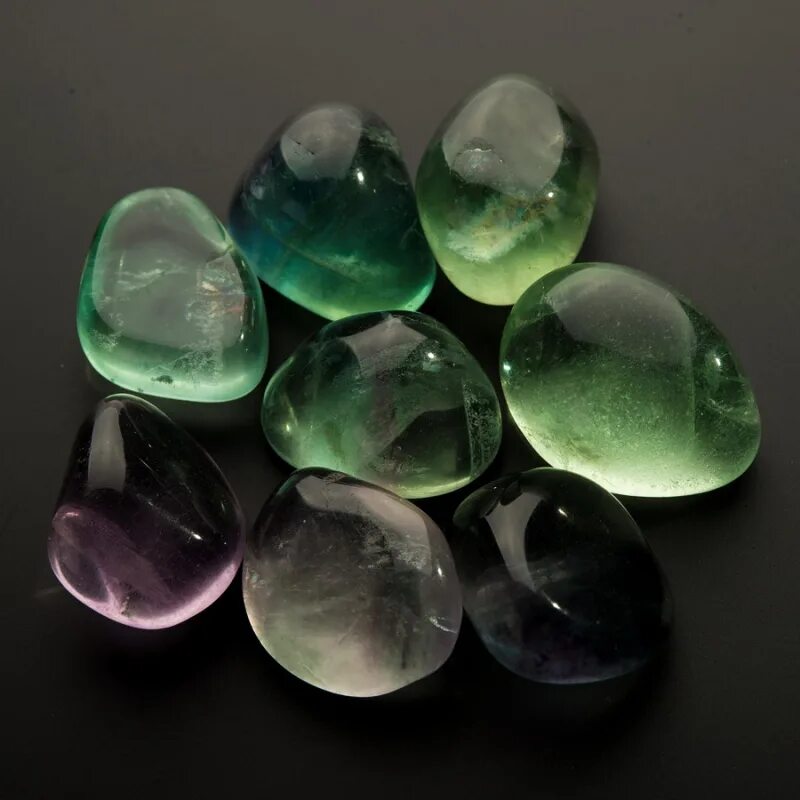 Флюорит это. Флюорит зеленый галтовка. Флюорит камень. Флюорит (камни (галтовка)). Флюорит зеленый Кристалл.