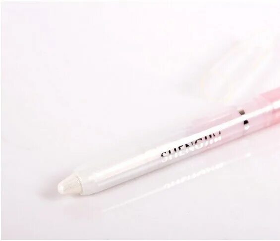 Перламутровый карандаш. Белый карандаш хайлайтер для глаз. Перламутровый карандаш для век. Карандаш для глаз белый перламутровый. Белый перламутровый карандаш.