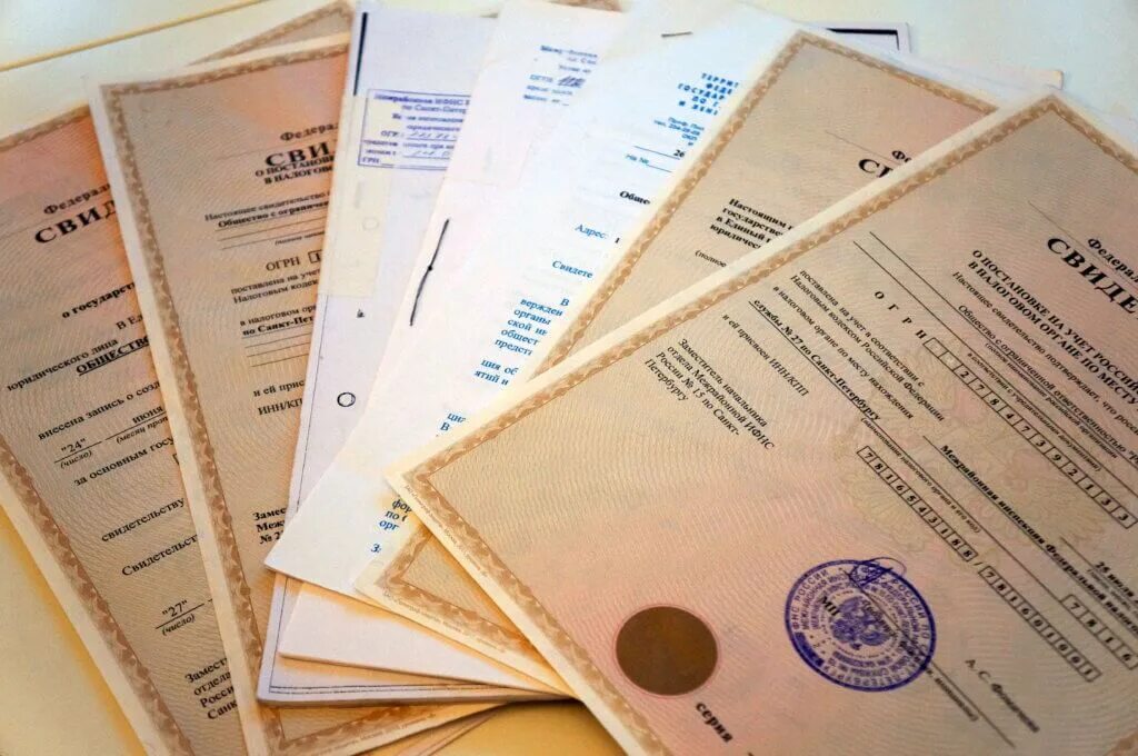 Документи з. Документи з. Подача документов. Стопка деловых бумаг. Бумажные документы.