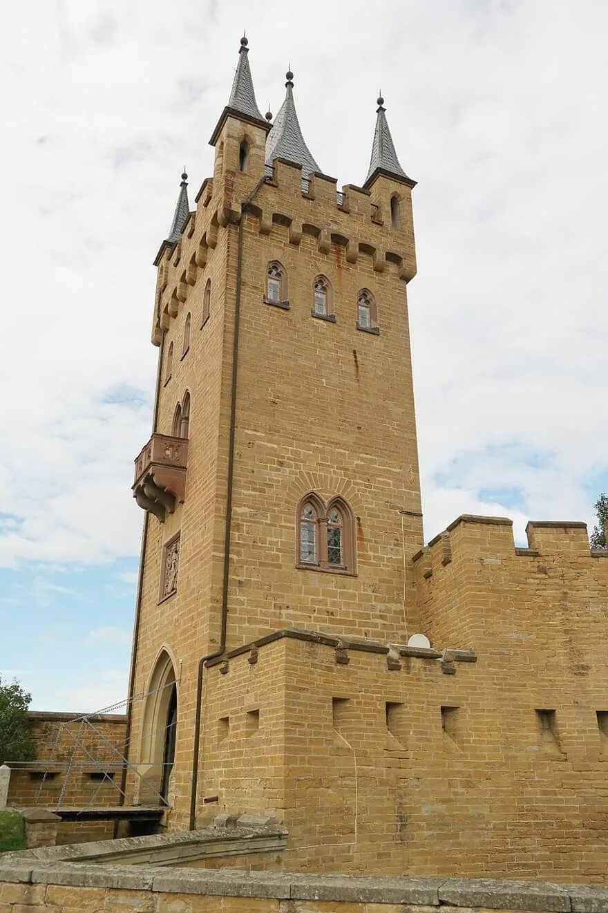 Надвратная башня. Над воратная башня средневекового замка. Надвратная башня средневековье. Hohenzollern Castle Courtyard. Надвратная башня рыцарского замка.