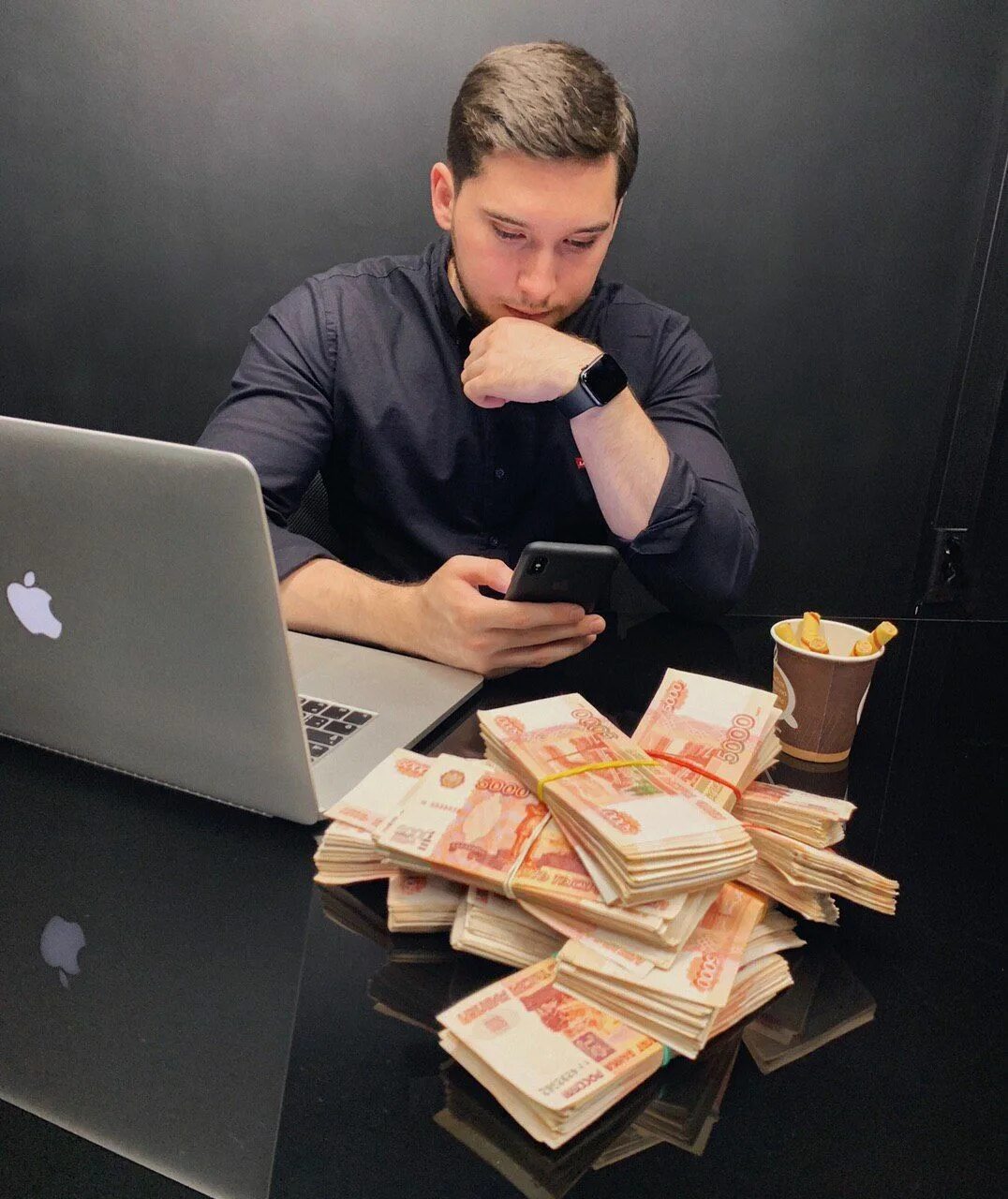 Деньги доход. Где будущий бизнесмен может взять деньги для создания бизнеса. Человек передает деньги. Миллионер с деньгами. Как бизнесмены зарабатывают деньги.