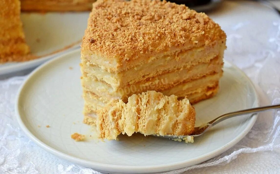 Вкусный рецепт медовика с заварным. Торт песочный медовик. Торт медовик классический с заварным кремом. Песочный торт с заварным кремом.