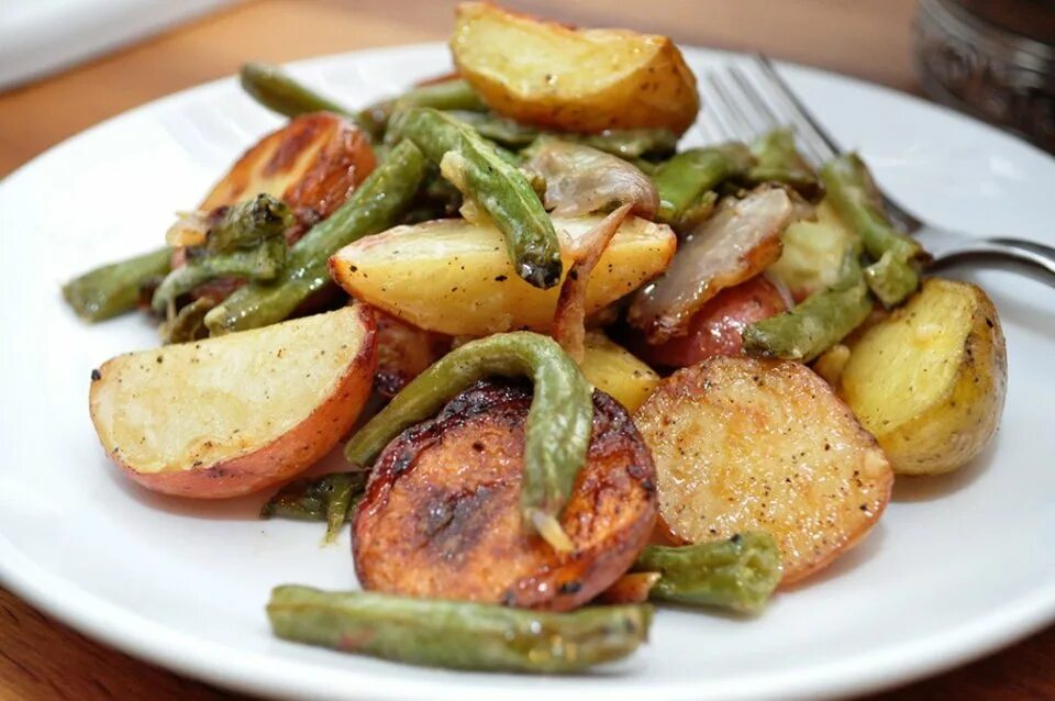 Картошка со стручковой фасолью. Картофель со стручковой фасолью в духовке. гарнир с картошкой и стручковой фасолью. картошка со спаржевой фасолью.