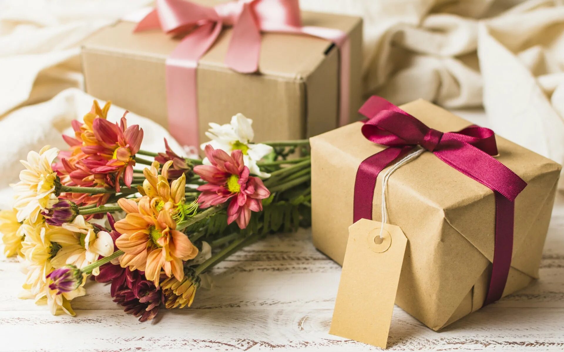 Подарок на день рождения открытка. Радужный фон размытый как называется. Красивые подарки. Праздничные открытки с днем рождения. Подарок на день рождения.