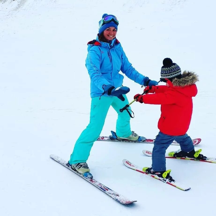 Портрет горнолыжника. Горнолыжная школа цветовая палитра. Тренер по лыжам бурятия. Инструктор по горным лыжам и сноуборду. Категории инструкторов по лыжам.