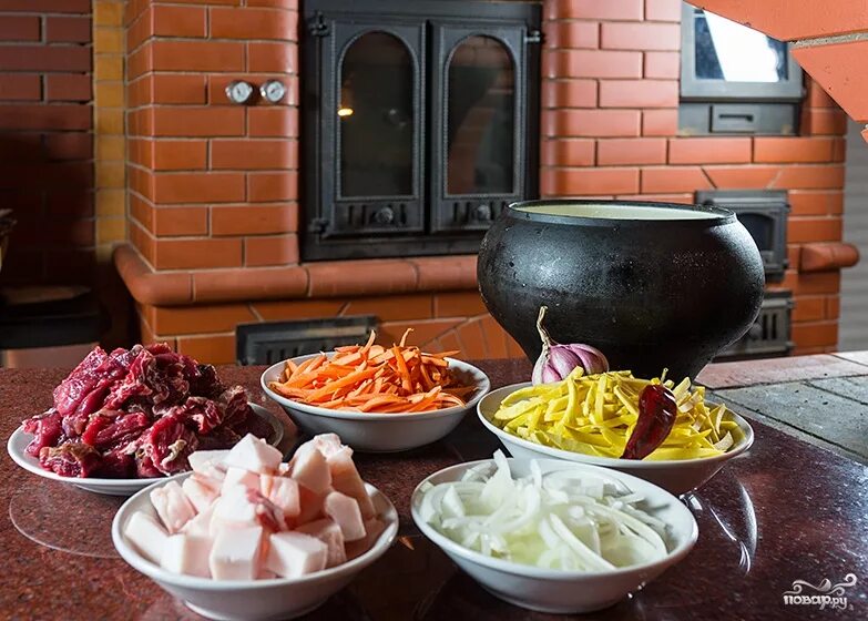 Кафе чугунок. Чугунок с едой. блюда в русской печи. печь для пищи. блюда из русской печи.