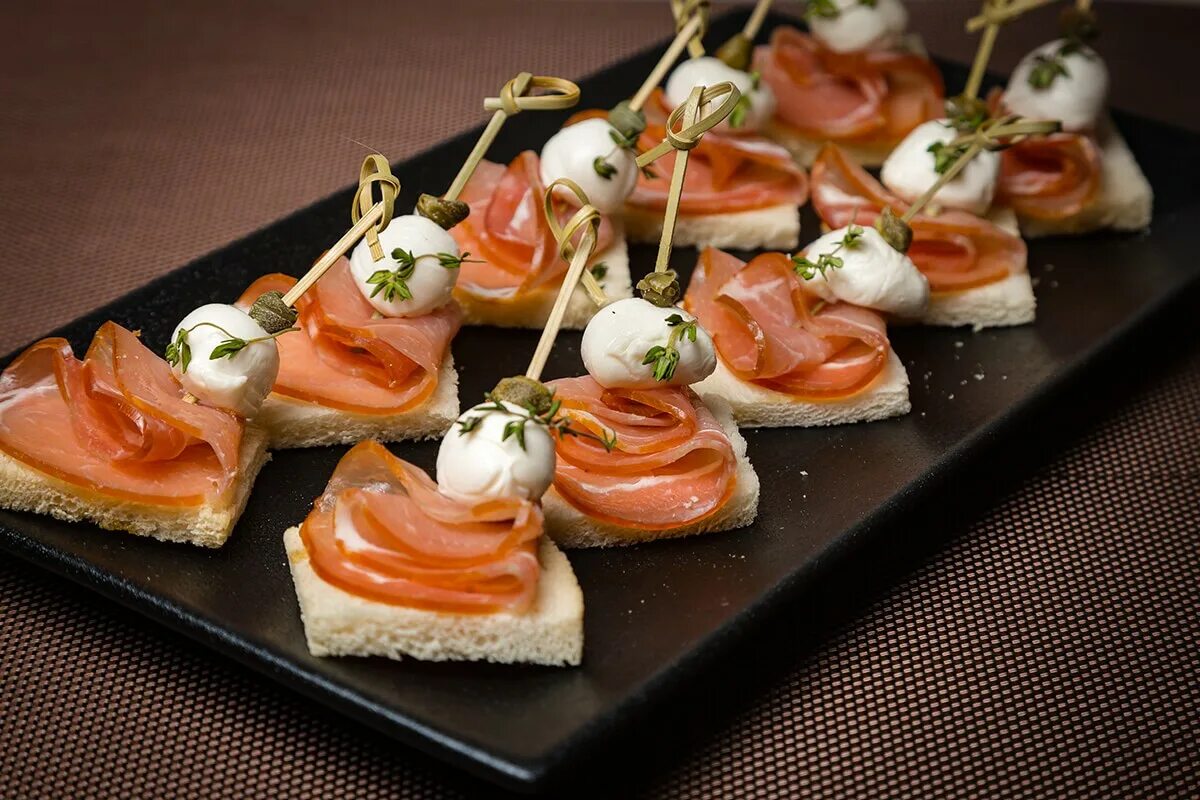 канапе с моцареллой и черри и базиликом. канапе с фетой и черри. канапе салями мята моцарелла. канапе с моцареллой рецепты. канапе моцарелла с черри и базиликом.