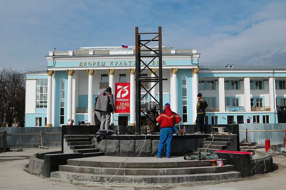 Сайт дк бмз. Дворец культуры БМЗ Брянск. Памятник Ленину ДК БМЗ Брянск. Площадь ДК БМЗ Брянск. Площадь ДК БМЗ.