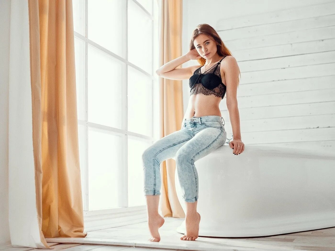 Анастасия передистова sean archer. Девушка в лифчике и джинсах. Девушка в лифчике и лдиснах. Девушка в лифчике и штанах. Мария дёмина фотомодель.