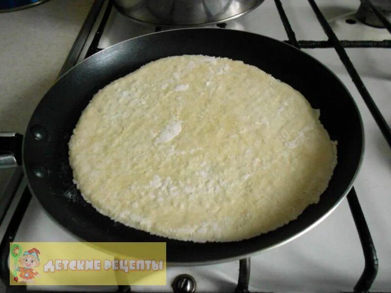 коржи для торта на кефире на сковороде. коржи на сковороде. коржи для торта на сковороде на молоке. корж простой на сковороде. коржи на сковороде.