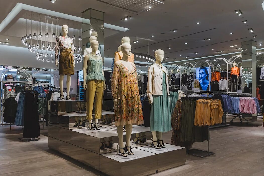 Магазин h. Витрина эйч энд эм. H&M hennes & Mauritz одежда. Магазин одежды эйч энд эм. HM HM HM.