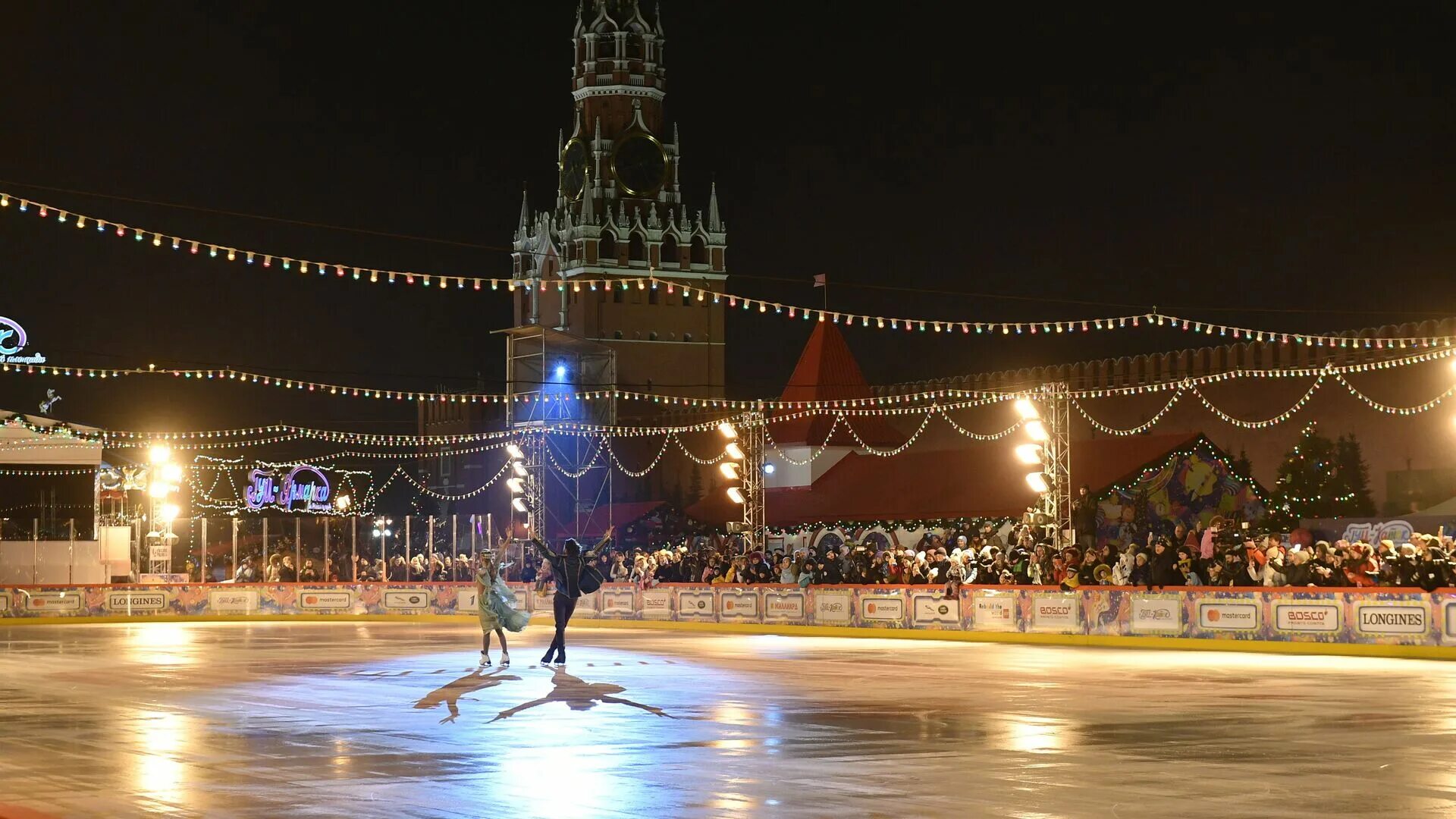 ГУМ каток 2015-2016 на красной площади. Каток красная площадь Краснодар. Мерседес на красной площади зимой. Каток на красной площади 2023 фото высокое качество. Катки москвы вакансии