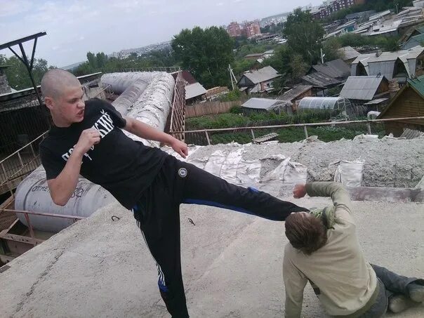 Били бичами. Страсти христовы бичевание иисуса. Свинцовый арапник. Бич это в литературе. Били бичами.