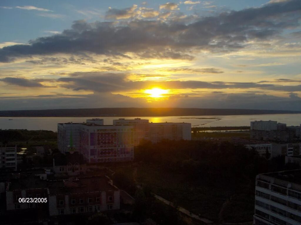 Закат набережные челны. Восход и заход солнца челнах в набережных. Река кама в набережных челнах. Рассвет на набережной чебоксары. Благовещенск восход.