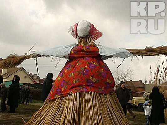 Масленица из сена своими руками. Чучело из сена на Масленицу. Чучело из соломы на Масленицу. Масленица пугало из соломы. Соломенная баба на Масленицу.