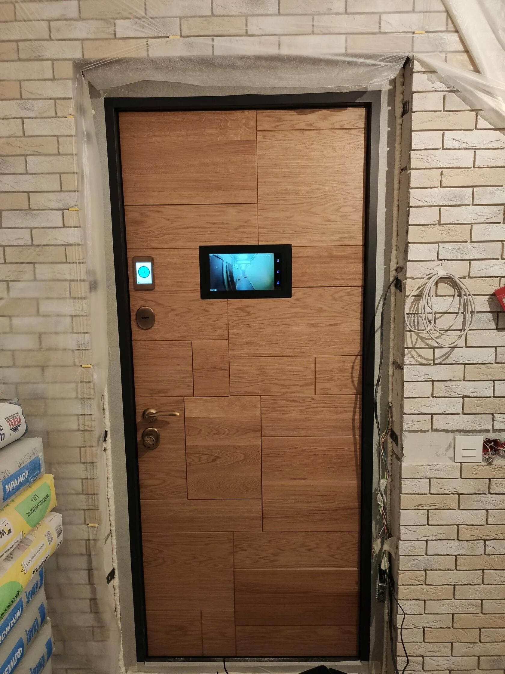 Дверь с монитором купить. Входные двери с видеоглазком и монитором. Входная дверь с видеоглазком и экраном. Двери с встроенным видеоглазком. Дверь с видеонаблюдением.