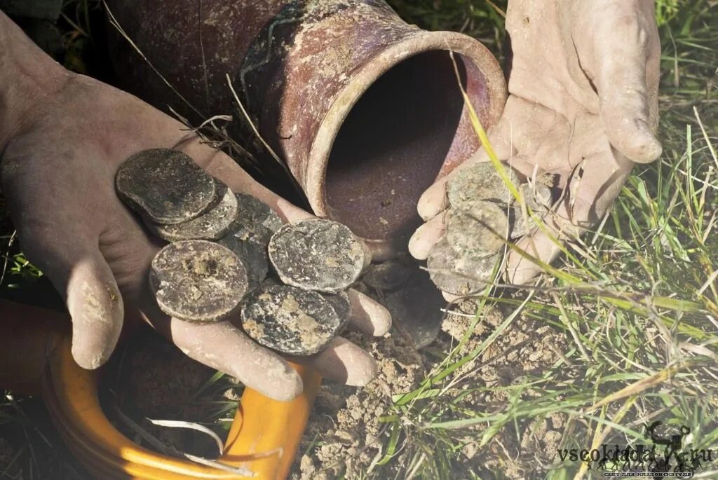 Клад шапок. Клад в трубе. о кладоискательстве и кладах.. клад на участке. клад в поле.