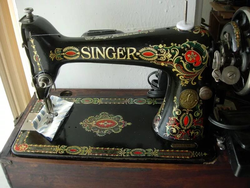 Singer classic 25. Швейная машинка Зингер 18 века. Зингер швейная машинка 1910 года. Зингер 1910 год. Швейная машина Исаака Зингера.