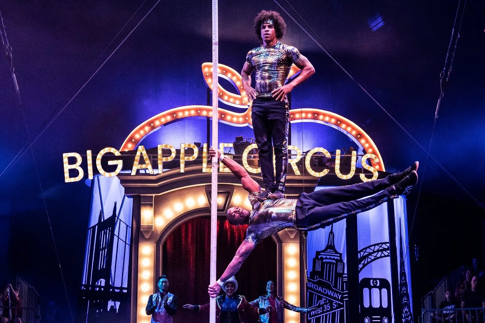 R 34 the amazing circus. Директор американского цирка big Apple Circus Майкл Кристенсен. Цирк big Apple. Нью-йоркский цирк большое яблоко. Американский цирк.