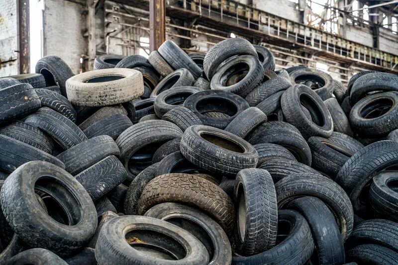 Tires recycling. Стопка покрышек. Старые покрышки. Утилизация покрышек. Резиновые отходы.