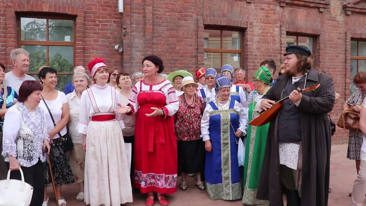 Боровичи фонтан екатерининская площадь. Дюсш боровичи. Балалайка на набережной город боровичи. День города боровичи 2014 год. День города боровичи 2022.
