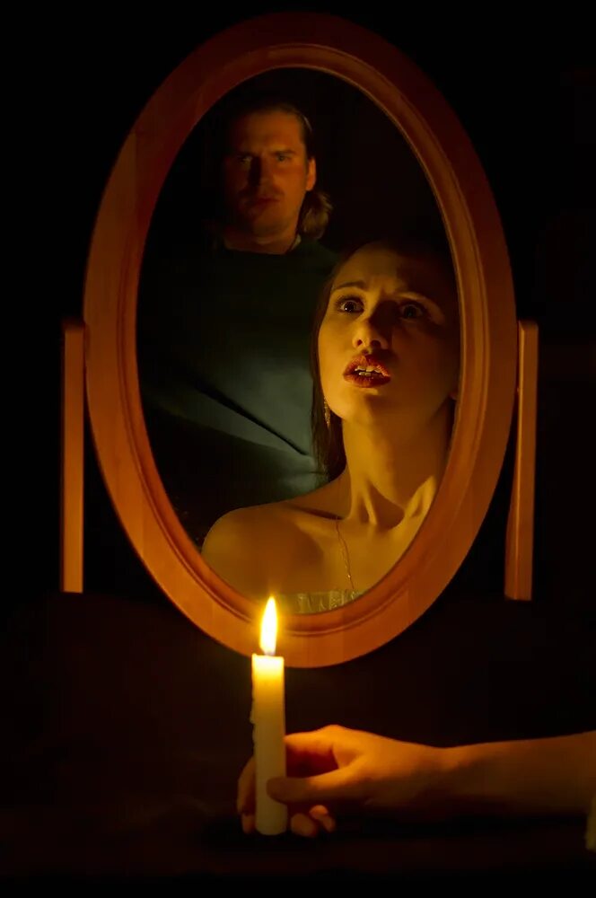 Свеча отражается в зеркале. Зеркало и свеча. Отражение свечи в зеркале. Фотосессия со свечами и зеркалом. Девушки гадают.