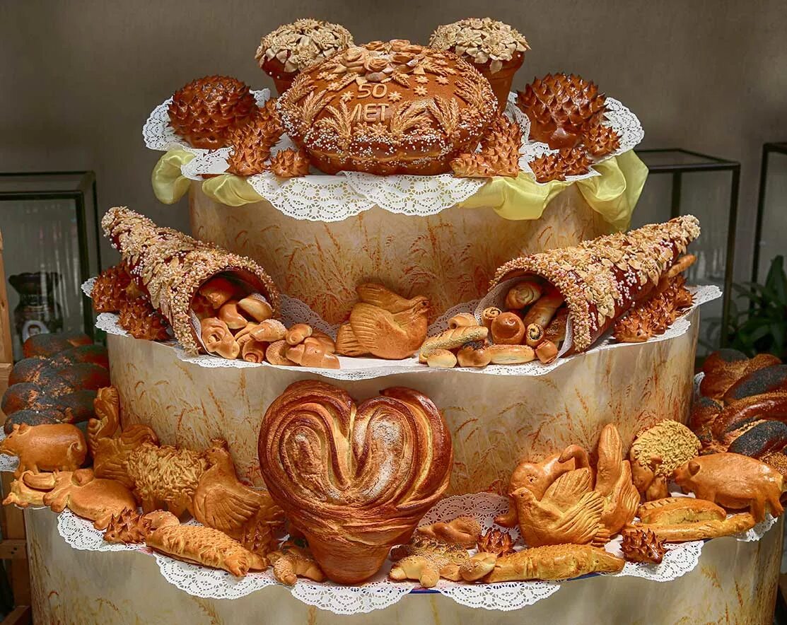 Композиция из хлеба. Оформление хлебобулочных изделий. Выставка хлебобулочных изделий. Оригинальные формы хлебобулочных изделий. Оформление хлебобулочных изделий.