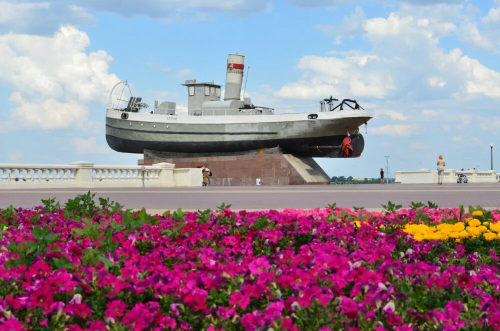 Катер герой на Нижневолжской набережной. Катер герой в Нижнем Новгороде. Нижневолжская набережная Нижний Новгород. Катер герой и Чкаловская лестница в Нижнем Новгороде. Цветы чкаловская