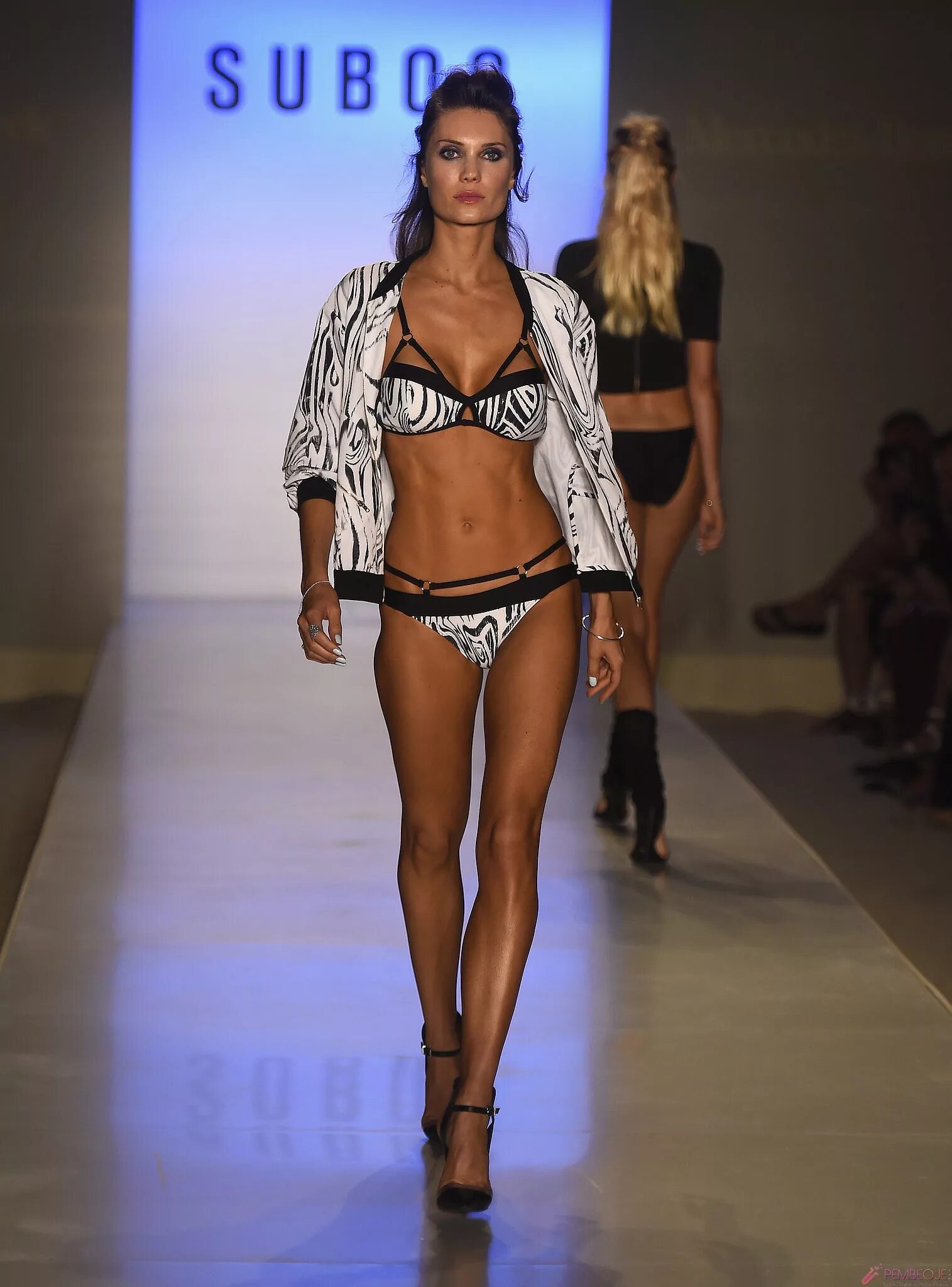 Модель купальников miami swim. Подиум в купальниках. Miami swim week 2019 модели. Подиум бикини модели. Подиум бикини модели.