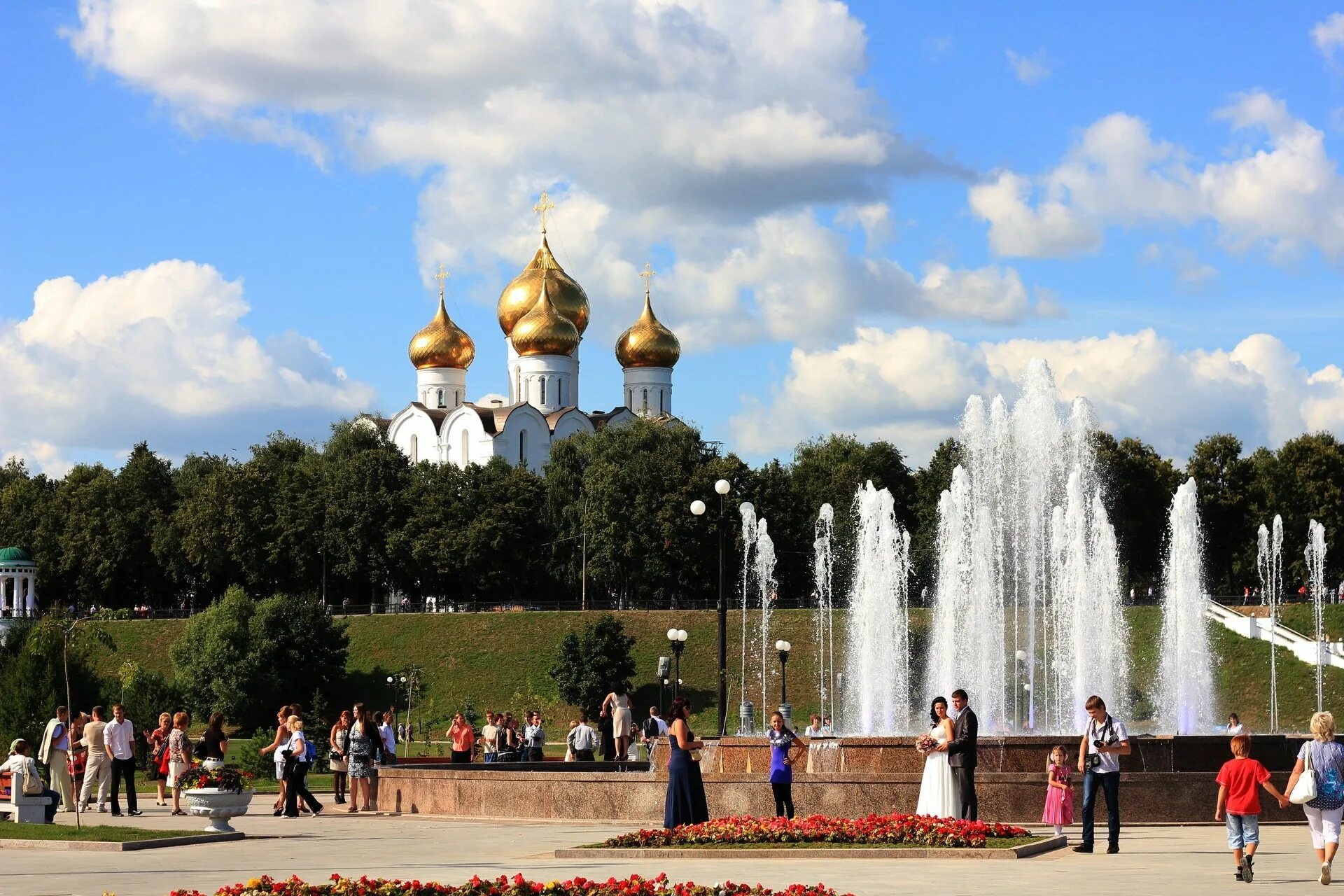 Парк стрелка Ярославль. Ярославль парк стрелка достопримечательности. Ярославль храм парк тысячелетия.