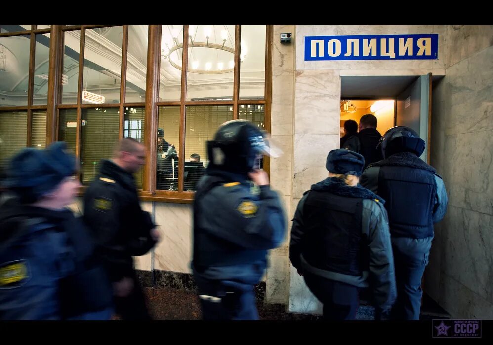 Полицейский в метро. Полиция московского метрополитена. Милиция в метрополитене. Полиция в метро сегодня. Полицейский в метро.