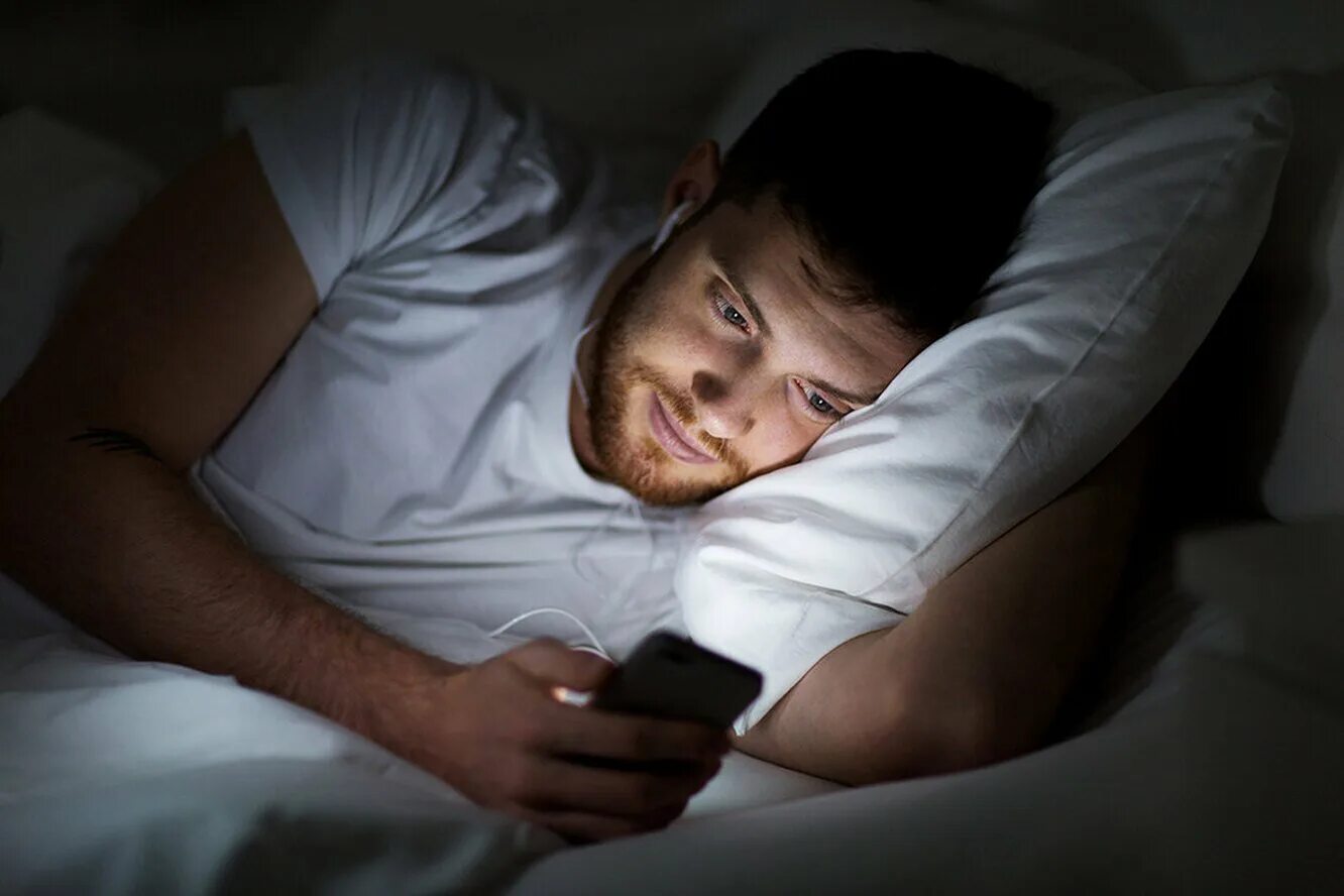 Человек лежит на кровати с телефоном. Человек в телефоне ночью. Человек с телефоном в кровати. Sleeping voice
